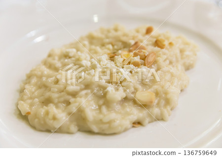Carnaroli rice parmigiana with almonds 136759649