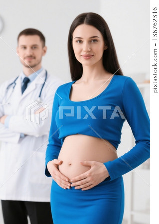 孕妇在医生办公室做检查 孕妇在医生办公室做检查 136762316