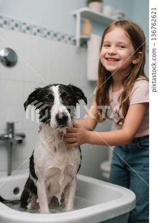 女孩在浴室帮狗狗洗澡画面温馨 136762621