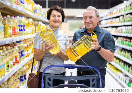 elderly couple chose extra virgin olive oil elderly couple chose extra virgin olive oil 136763683