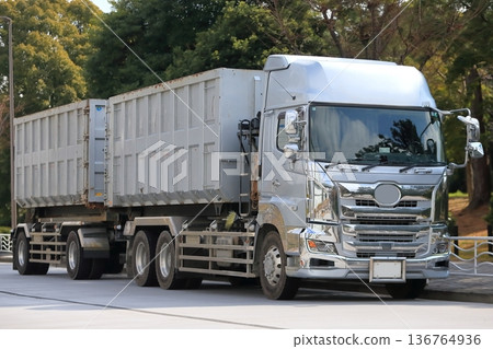 雙聯卡車圖片 136764936