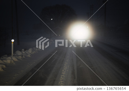 清晨，漆黑的雪路和迎面而來的燈：能見度低，冬季駕駛充滿危險 136765654