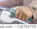 女孩的手握著自行車把手（無臉，日本，5歲） 136765759