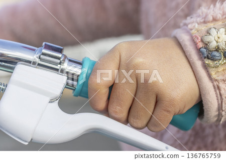 女孩的手握著自行車把手（無臉，日本，5歲） 136765759