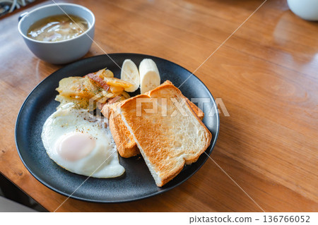簡易早餐套餐 | 吐司、煎蛋和湯 136766052