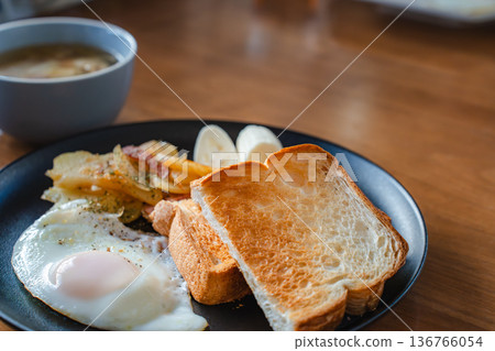 黑色盤子上的早餐拼盤 | 吐司和煎蛋早餐 136766054