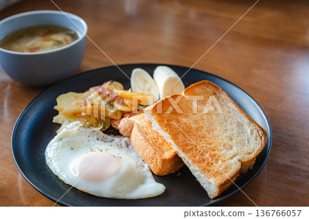 早餐有香蕉 | 吐司、蛋捲和湯 136766057