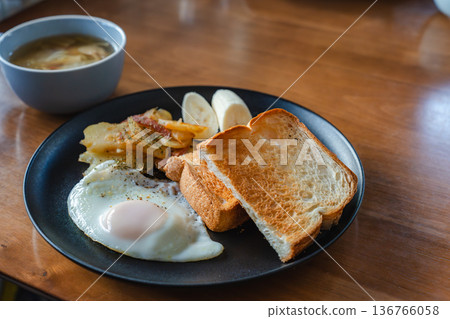 充分利用留白的早餐照片 | 吐司和煎蛋早餐拼盤 136766058