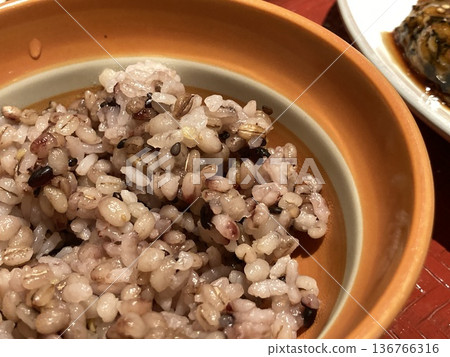 "Five-grain rice" served with set meals at restaurant chains 136766316