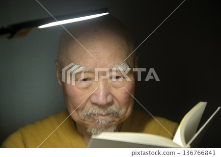 老人家正在讀書 136766841