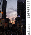 傍晚的天空和城市景觀，在建築物之間。 136767447