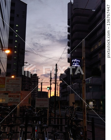 傍晚的天空和城市景觀,在建築物之間。 傍晚的天空和城市景觀,在建築物之間。 136767447