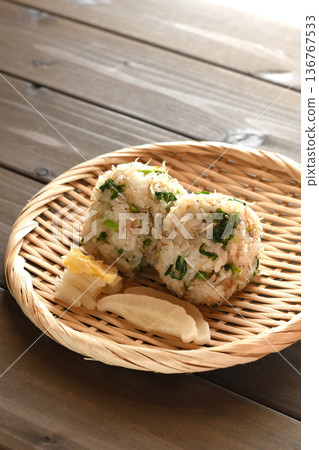 Turnip leaf rice balls 136767533