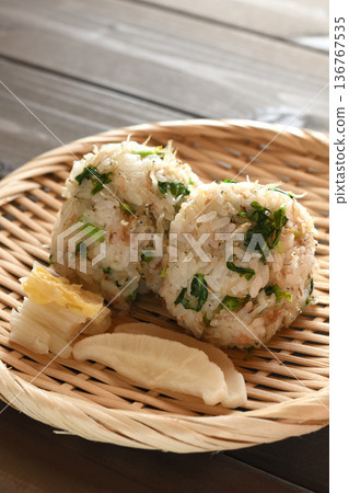 Turnip leaf rice balls 136767535