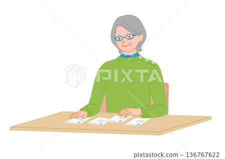 圖：一位老婦人正在查看辦公桌上擺放的多張明信片。 136767622