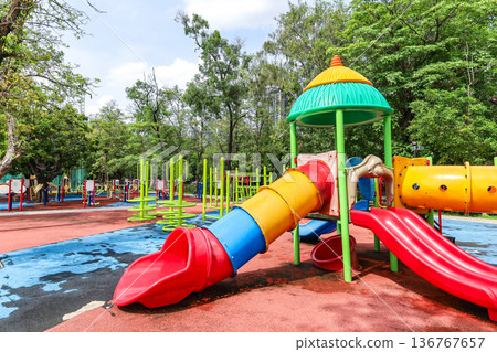 公園設有遊樂場設備 136767657