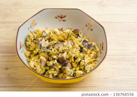 Stir-fried tofu with mustard greens 136768556