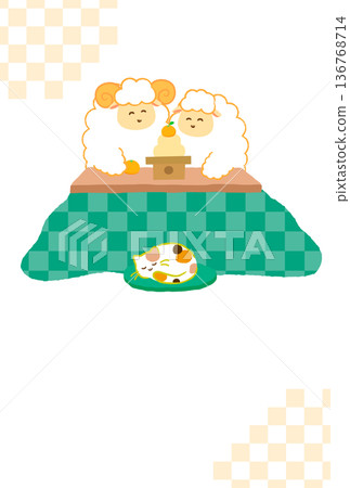 羊年無字新年賀卡素材。可愛的日式豎版插畫，兩隻笑瞇瞇的小羊圍坐在暖桌旁，吃著鏡餅。 136768714