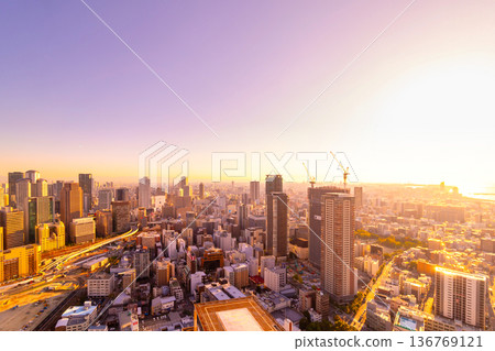 黃昏時的大阪城市景觀 黃昏時的大阪城市景觀 136769121