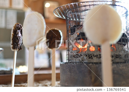 Gohei mochi rice cakes lined up in front of the hearth 136769341