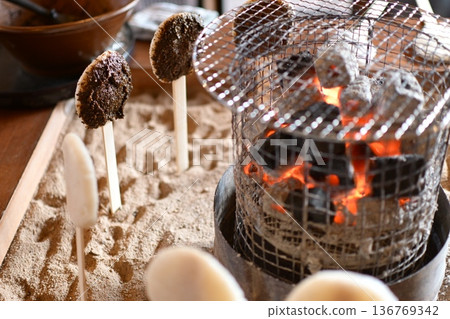 Gohei mochi rice cakes lined up in front of the hearth 136769342