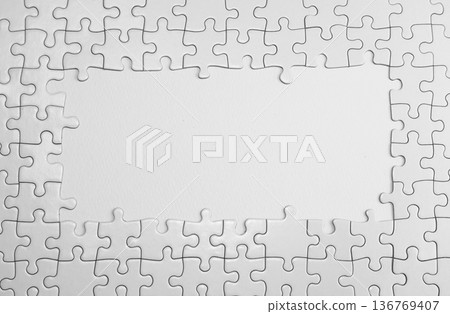 白色背景下的拼圖 136769407