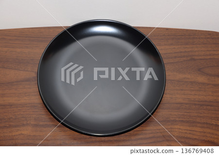 桌子上的盤子 136769408