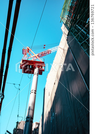 城市裡的公寓大樓施工，塔吊和電力線 b-4 燈光 136769721