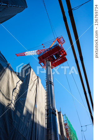 城市公寓大樓施工、塔吊和電力線路 f-1 136769734