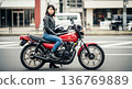 一位年輕女子騎著摩托車（老爺車） 136769889