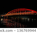 紅色燈光下的橋樑和水面的倒影，夜景 136769944