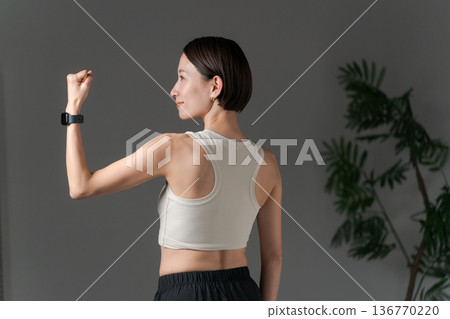 做肌肉訓練的女人 做肌肉訓練的女人 136770220