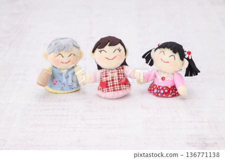三代女性家庭玩偶 136771138