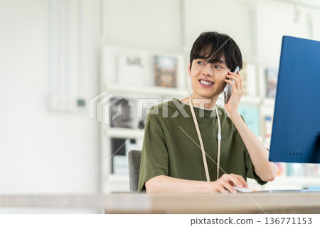 在辦公室打電話的年輕男工程師 在辦公室打電話的年輕男工程師 136771153