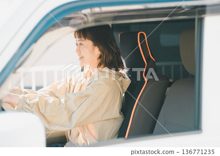 一位家庭主婦駕駛一輛輕型貨車 一位家庭主婦駕駛一輛輕型貨車 136771235