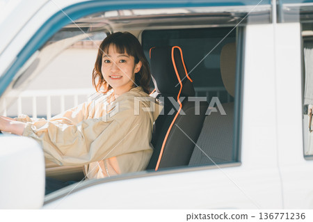 一位家庭主婦駕駛一輛輕型貨車 136771236