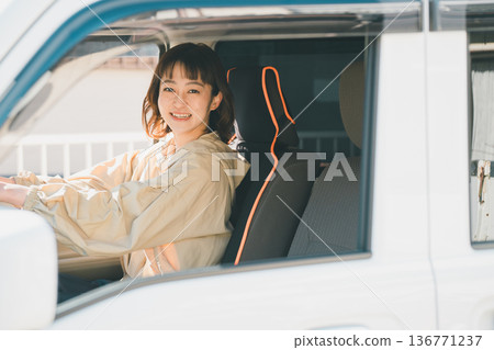 一位家庭主婦駕駛一輛輕型貨車 一位家庭主婦駕駛一輛輕型貨車 136771237