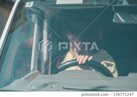 女子正在調整汽車座椅的位置 136771247