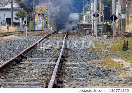 The tracks and unmanned platform at Kazusa-Kameyama Station on the Kururi Line, where the continuation or abolition of the station is under debate. 136771260