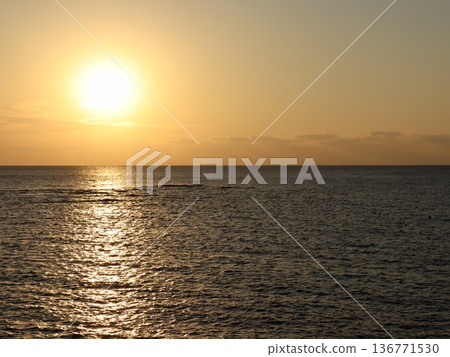 沖繩北谷町寧靜的海面和日落，左對齊構圖 | 舒緩放鬆的背景，適用於旅遊、網頁和廣告背景素材 136771530