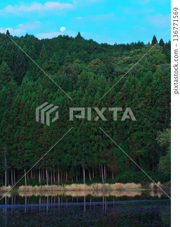 Autumn in Uda City, Nara Prefecture: The full moon reflected in the water mirror of Ryuo-ga-fuchi Autumn in Uda City, Nara Prefecture: The full moon reflected in the water mirror of Ryuo-ga-fuchi 136771569