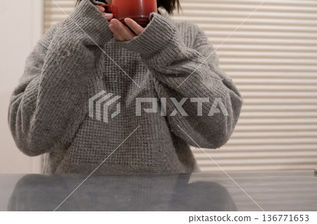 在餐桌上喝咖啡的女人 在餐桌上喝咖啡的女人 136771653