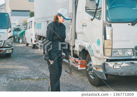 Female truck mechanic 136771809