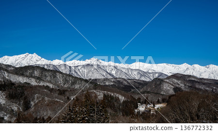 冬季北阿爾卑斯山脈美麗的脊線，長野縣 136772332
