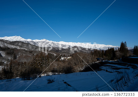 冬季北阿爾卑斯山脈美麗的脊線，長野縣 136772333