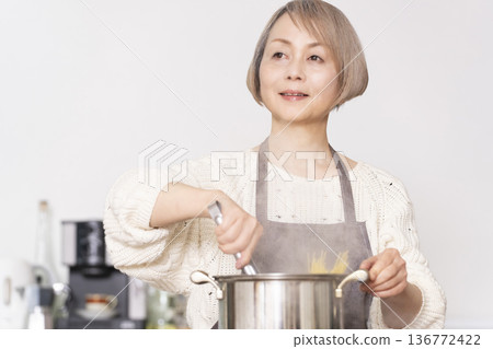老婦人在廚房煮義大利麵 136772422