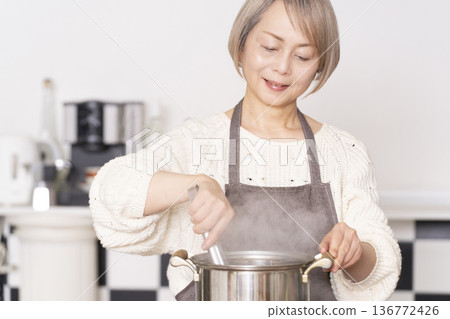 老婦人在廚房煮義大利麵 136772426