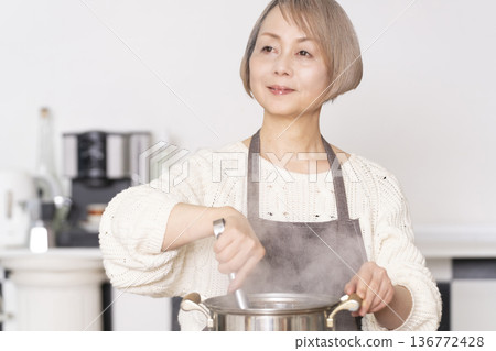 老婦人在廚房煮義大利麵 136772428