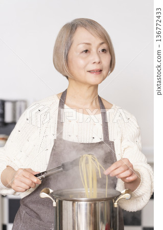 老婦人在廚房煮義大利麵 136772433