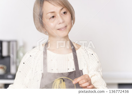 老婦人在廚房煮義大利麵 老婦人在廚房煮義大利麵 136772436